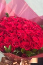 Buquê 100 Motivos para Amar – 100 Rosas Vermelhas Importadas Colombianas - Imagem 4