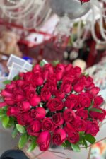 Buquê 60 Rosas Vermelhas Aveludadas – Imponência, Paixão e Luxo - Imagem 2