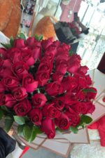 Buquê 60 Rosas Vermelhas Aveludadas – Imponência, Paixão e Luxo - Imagem 3