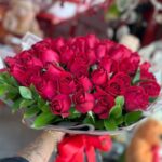 Buquê 60 Rosas Vermelhas Aveludadas – Imponência, Paixão e Luxo