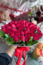 Buquê 60 Rosas Vermelhas Aveludadas – Imponência, Paixão e Luxo
