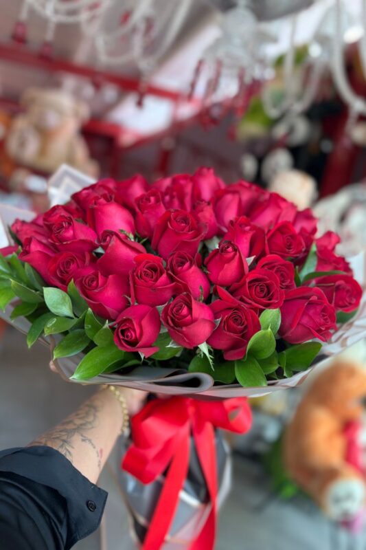 Buquê 60 Rosas Vermelhas Aveludadas – Imponência, Paixão e Luxo
