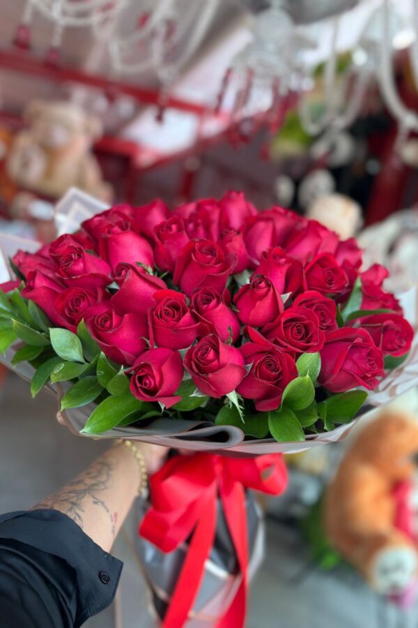 Buquê 60 Rosas Vermelhas Aveludadas – Imponência, Paixão e Luxo