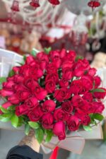 Buquê 60 Rosas Vermelhas Aveludadas – Imponência, Paixão e Luxo - Imagem 4