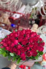 Buquê 60 Rosas Vermelhas Aveludadas – Imponência, Paixão e Luxo - Imagem 5