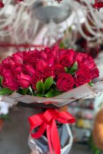 Buquê 60 Rosas Vermelhas Aveludadas – Imponência, Paixão e Luxo - Imagem 6