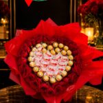 Buquê Coração Doce Amor – Rosas Vermelhas com Ferrero Rocher e Raffaello