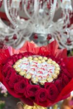 Buquê Coração Doce Amor – Rosas Vermelhas com Ferrero Rocher e Raffaello - Imagem 4