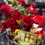 Cesta Enamorado – Rosas Vermelhas, Urso de Pelúcia e Chocolates Finos