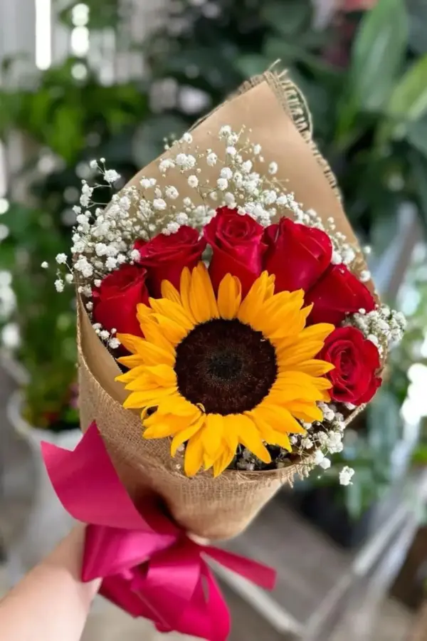Ramalhete de Flores Sonho Meu com Rosas Vermelhas e Girassol