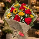 Buquê de Flores com Rosas Colombianas Vermelhas e Girassóis em Juta