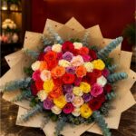 Buquê Explosão de Cores – 60 Rosas Coloridas com Eucalipto e Embalagem Rústica