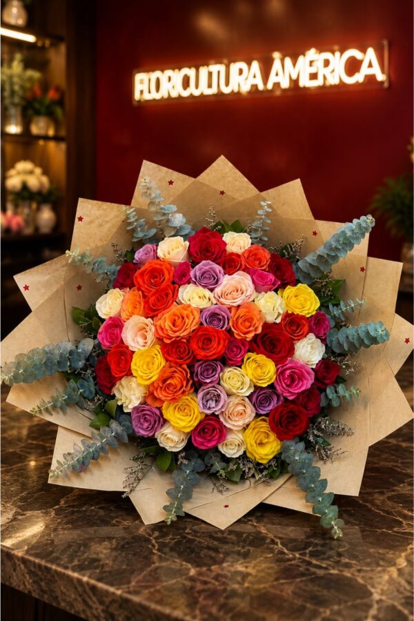 Buquê Explosão de Cores – 60 Rosas Coloridas com Eucalipto e Embalagem Rústica