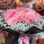 Buquê de 30 rosas cor-de-rosa com embalagem preta moderna