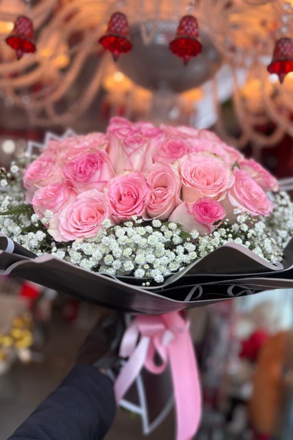 Buquê de 30 rosas cor-de-rosa com embalagem preta moderna