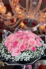 Buquê Flor Esperança com 30 Rosas Cor-de-Rosa e Embalagem Preta - Imagem 2