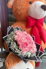 Buquê Flor Esperança com 30 Rosas Cor-de-Rosa e Embalagem Preta - Imagem 3