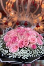 Buquê Flor Esperança com 30 Rosas Cor-de-Rosa e Embalagem Preta - Imagem 5