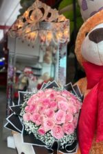Buquê Flor Esperança com 30 Rosas Cor-de-Rosa e Embalagem Preta - Imagem 6