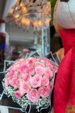 Buquê Flor Esperança com 30 Rosas Cor-de-Rosa e Embalagem Preta - Imagem 7