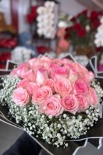 Buquê Flor Esperança com 30 Rosas Cor-de-Rosa e Embalagem Preta - Imagem 8
