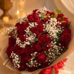 Buquê Forma de Amor – 36 Rosas Vermelhas com Tango e Mosquitinho