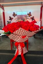 Buquê Quero Você com 50 Rosas Vermelhas Colombianas Importadas - Imagem 4