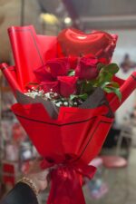 Buquê de Rosas Importadas América Red com Balão e Embalagem Coreana