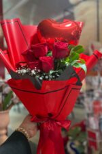 Buquê de Rosas Importadas América Red com Balão e Embalagem Coreana - Imagem 2