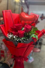 Buquê de Rosas Importadas América Red com Balão e Embalagem Coreana - Imagem 3