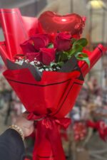Buquê de Rosas Importadas América Red com Balão e Embalagem Coreana - Imagem 5