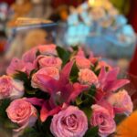 Buquê Luxo Esperança com rosas cor-de-rosa e lírios em embalagem com laço de cetim