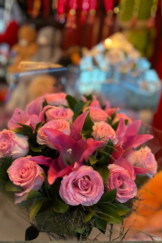 Buquê Luxo Esperança com rosas cor-de-rosa e lírios em embalagem com laço de cetim