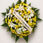 Coroa Fúnebre de Flores Sol Amarelo com Lírios e Crisântemos