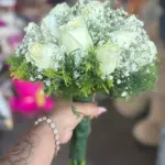 Buquê de noiva rosas brancas com mosquitinho e cabo em fita de cetim branca