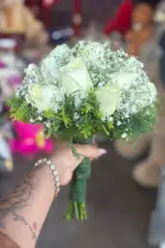 Buquê de noiva rosas brancas com mosquitinho e cabo em fita de cetim branca