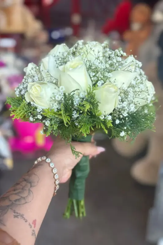 Buquê de noiva rosas brancas com mosquitinho e cabo em fita de cetim branca