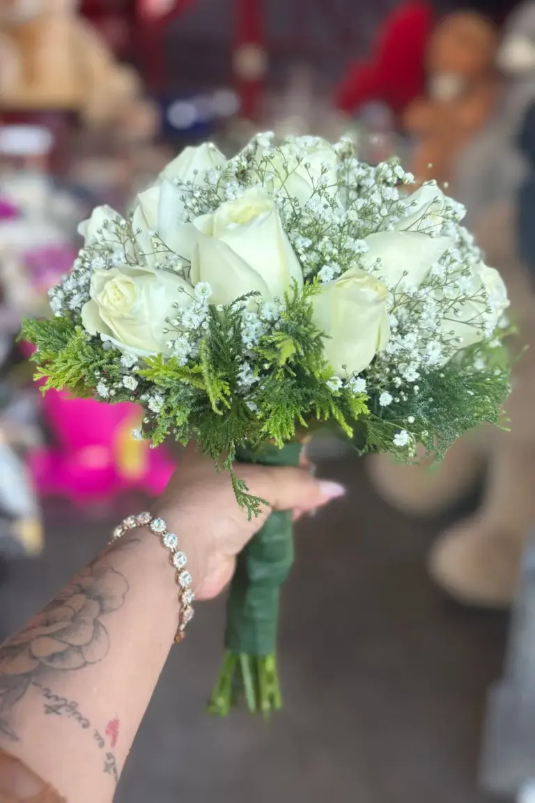 Buquê de noiva rosas brancas com mosquitinho e cabo em fita de cetim branca