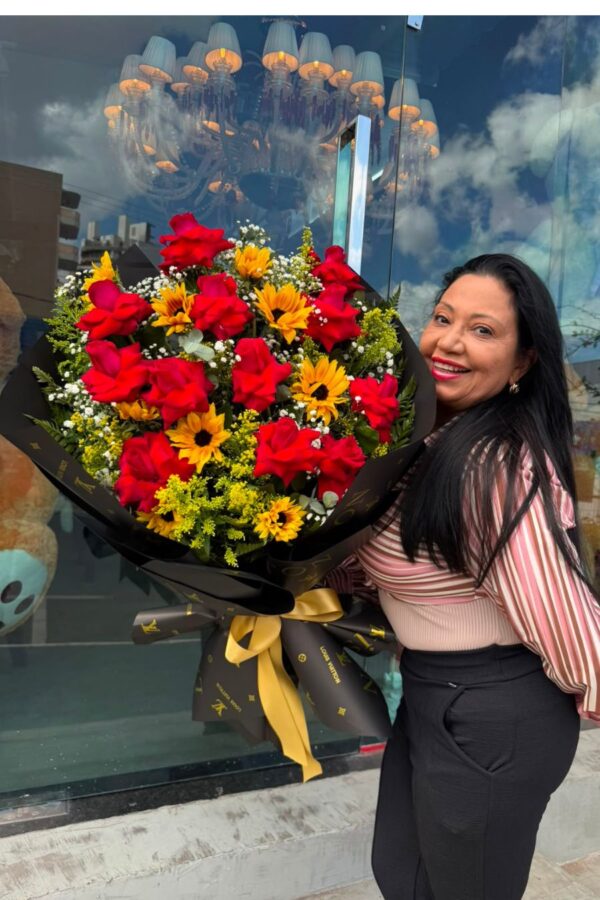 Ramalhete de rosas vermelhas importadas e girassóis gigante em embalagem preta de luxo