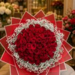 Buquê de Flores Amor Sem Fim 100 Rosas Vermelhas e Mosquitinho