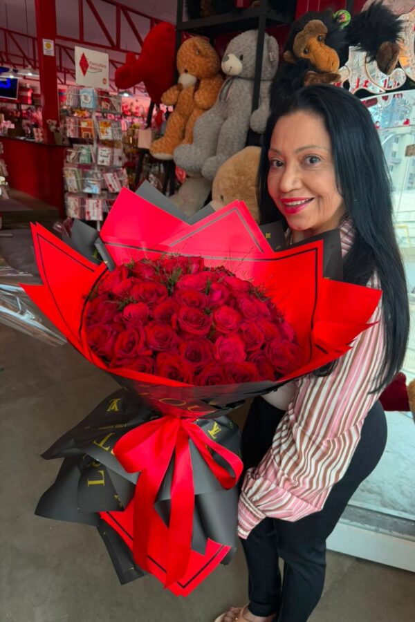 Buquê Luxo Eterno com 50 Rosas Vermelhas Importadas