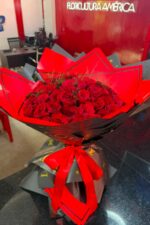 Buquê Luxo Eterno com 50 Rosas Vermelhas Importadas e Embalagem Especial - Imagem 3