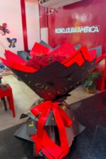 Buquê Luxo Eterno com 50 Rosas Vermelhas Importadas e Embalagem Especial - Imagem 4