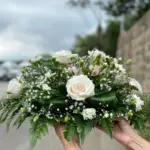 Arranjo de mesa com rosas e cravos brancos de 40cm para centro de mesa