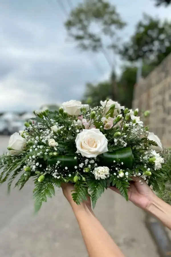 Arranjo de mesa com rosas e cravos brancos de 40cm para centro de mesa