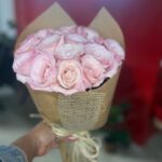 Buquê de 20 Rosas Cor-de-Rosa no Kraft com Juta - Branca de Neve