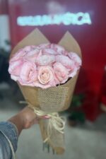 Buquê de 20 Rosas Cor-de-Rosa no Kraft com Juta - Branca de Neve