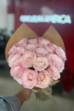 Buquê de 20 Rosas Cor-de-Rosa no Kraft com Juta - Branca de Neve - Imagem 2