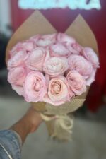 Buquê de 20 Rosas Cor-de-Rosa no Kraft com Juta - Branca de Neve - Imagem 3