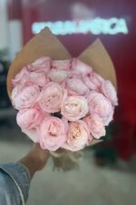 Buquê de 20 Rosas Cor-de-Rosa no Kraft com Juta - Branca de Neve - Imagem 4